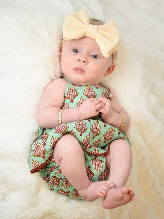 Ensemble robe et couvre-couche à fleurs et en dentelle pour la vente par Yo Baby