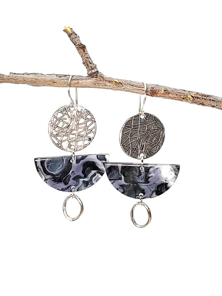 Øreringe, sort marmoreret harpiks halvmåne & sølv, Cosima for engroshandel hos Jezabel Adornment