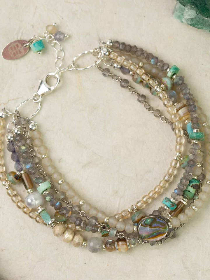 Bracelet Mystic à plusieurs brins en labradorite et ormeau de 7,5 à 8,5 pouces pour la vente par Anne Vaughan Designs Jewelry