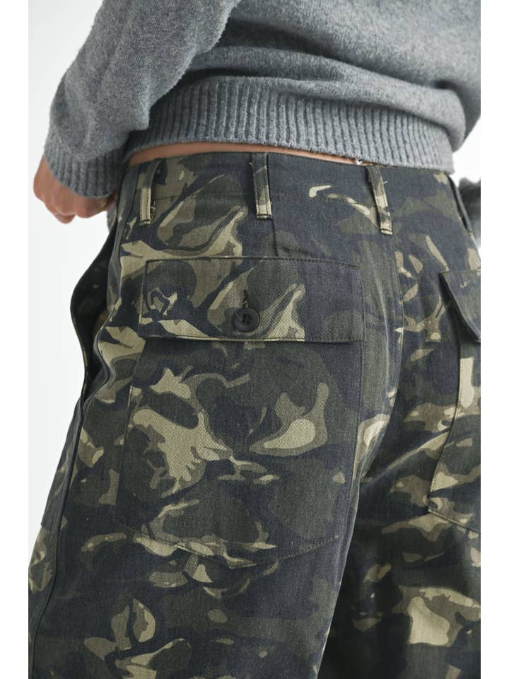 VINTAGE CAMO STRAIGHT LEG PANTS WITH POCKETS for wholesale on Faire7