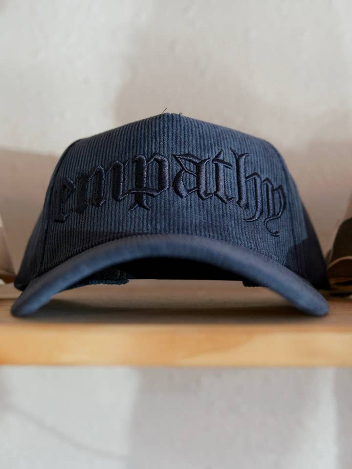 Chapeau Câblé Monochrome Empathy pour la vente par Grady Ln Boutique