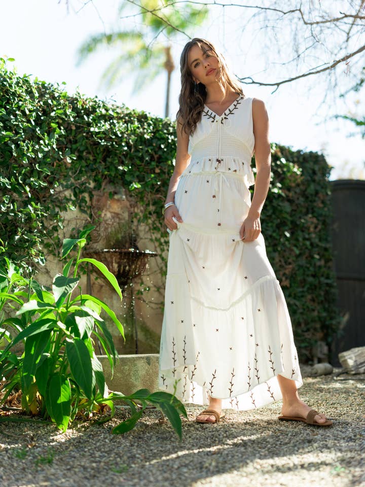 T4684ST HAUT À ENCOLURE EN V AVEC SMOCKING ET BRODERIE À LA TAILLE pour la vente par MIOU MUSE