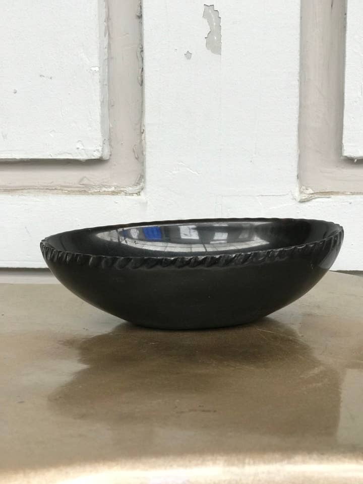 Ciotola oblunga decorativa in corno di bufalo naturale con labbro ondulato per la vendita all'ingrosso da parte di Hala Design