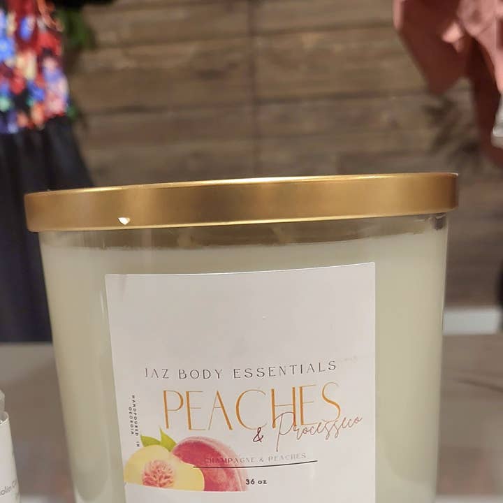 Duftkerze „Peaches and Prosseco“ mit 4 Dochten, 36 Unzen für den Großhandel von Jaz Body Essentials