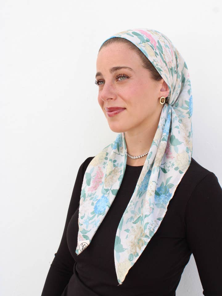 KLASSISK FORBUNDET Pastel Garden Hovedtørklæde (MED FLØJLSGREB) for engroshandel hos The Scarf Bar