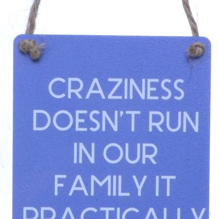 Cartel metálico pequeño de Craziness Family, 9 cm para venta al por mayor de Gainsborough Giftware x Portland Living