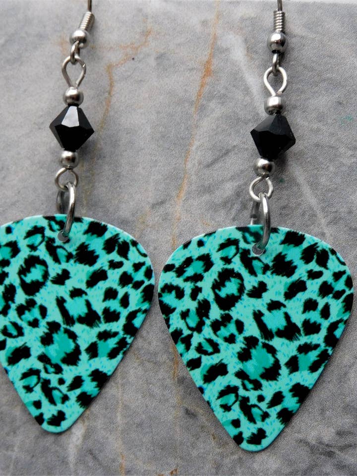 Orecchini a plettro con stampa leopardata turchese con Swarovski neri per la vendita all'ingrosso da parte di Simply Raevyn