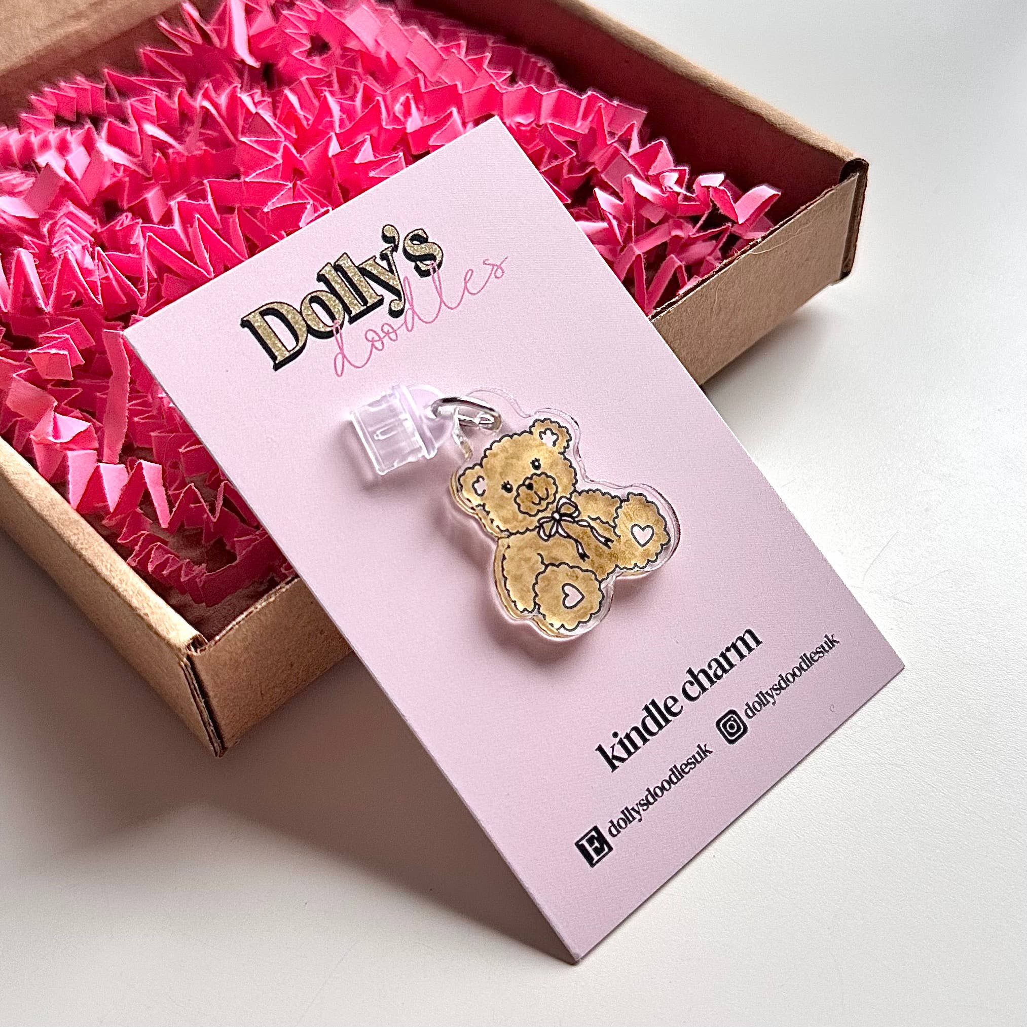 Dolly’s Doodles - Wholesale Individuele bedel/hanger - Kindle Charm - Teddy Schattige Kokette Boekenclub Leescadeau2