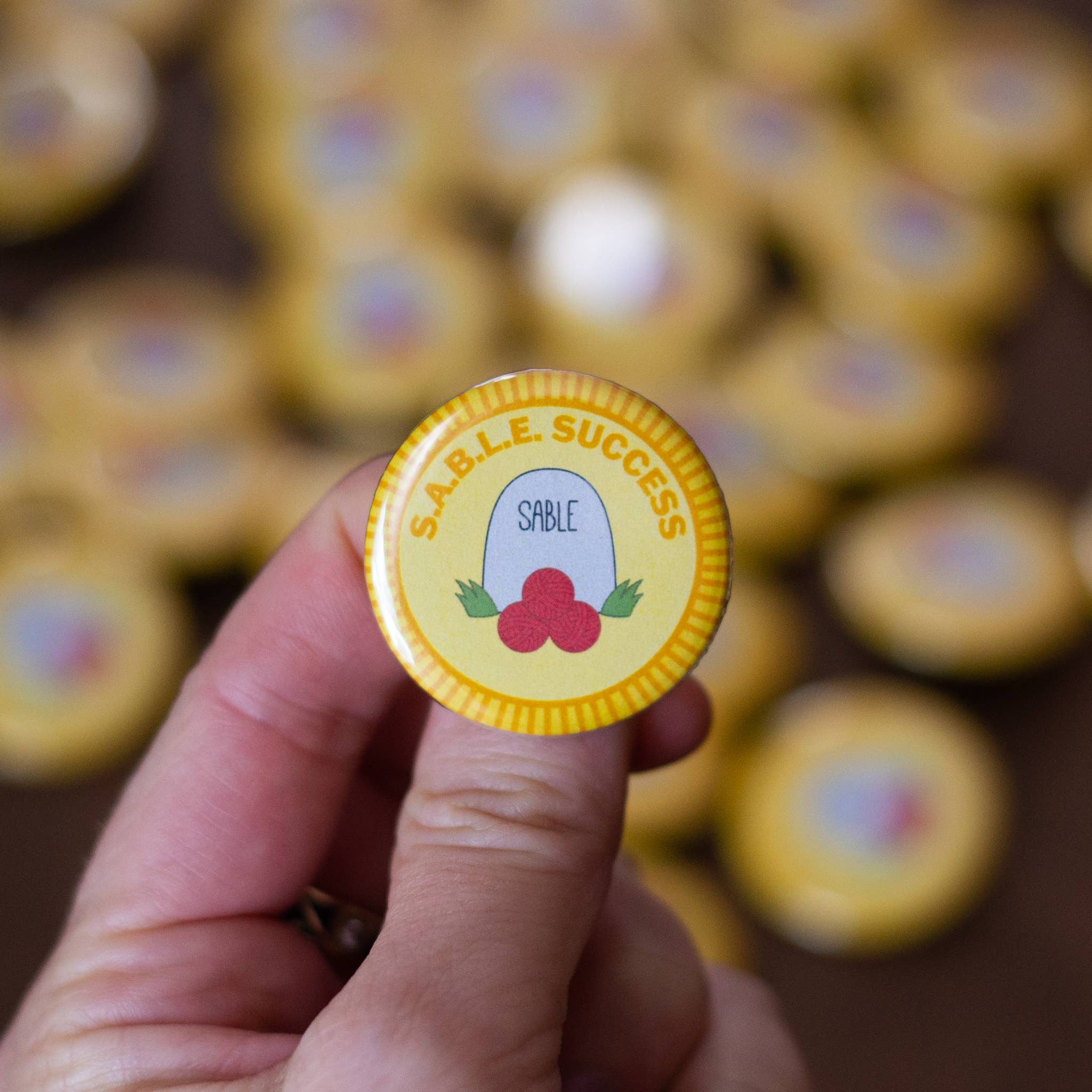 Camp Stitchwood - Vente Épinglettes/boutons - Badge de mérite SABLE Success2