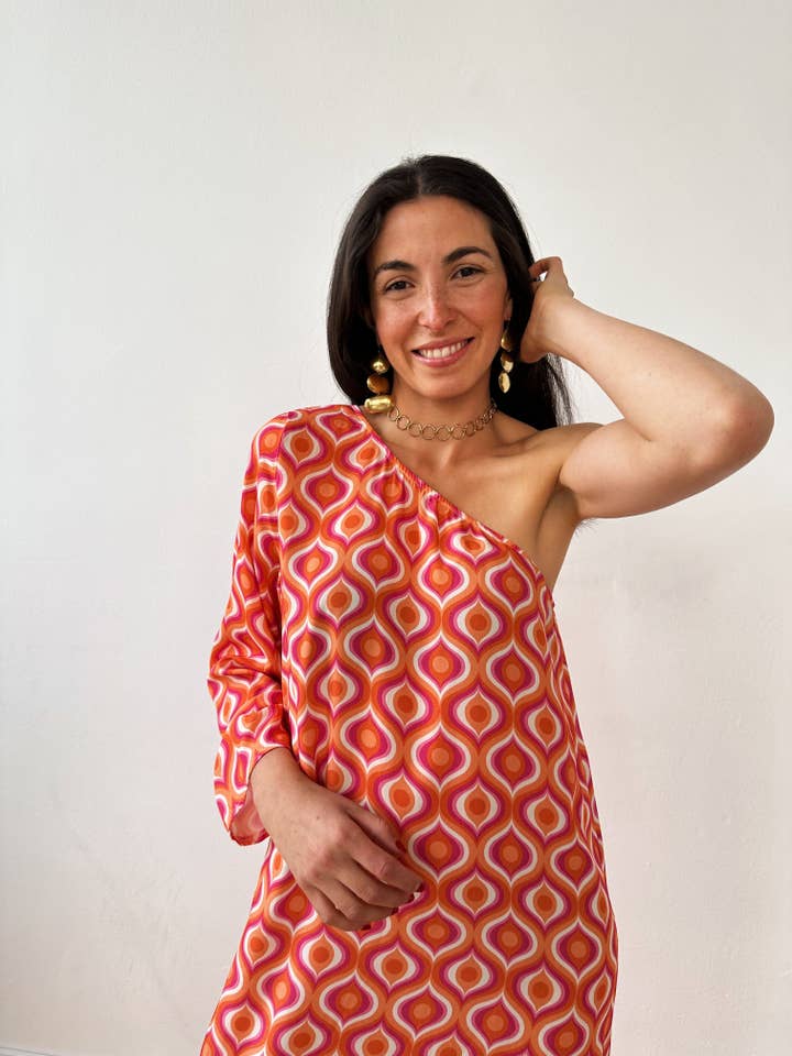 Robe midi asymétrique orange à manches longues avec bande élastique pour la vente par MindTraveler