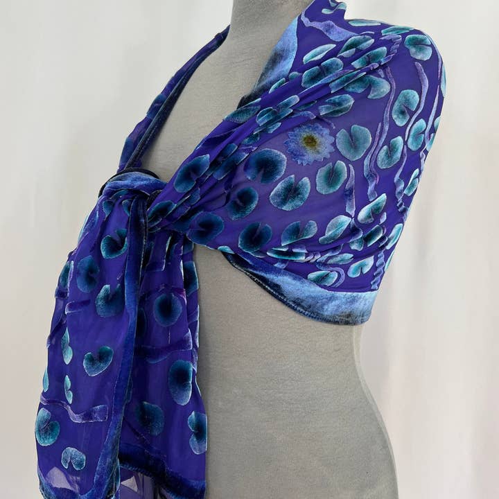 Sherit Levin Textiles – Großhandel Schal – Damen – Violet Devoré Lily Pads Schal/Schal aus Samt3