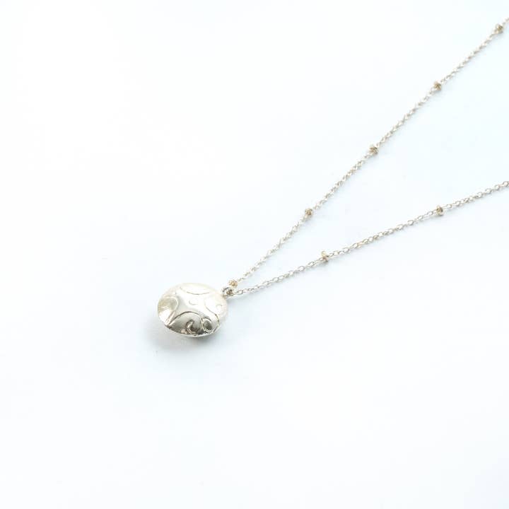 Collier Pendentif Ancestral Adorn, Plaqué Or 22k, Fait Main pour la vente par Né Nepal