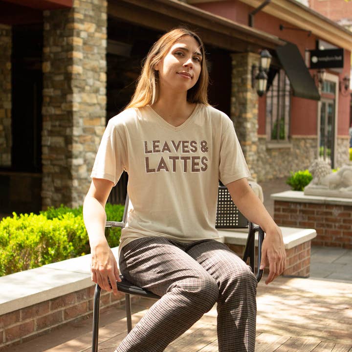 Camiseta con cuello en V de Leaves and Lattes Avena/Coñac/White -Asst. para venta al por mayor de The Royal Standard
