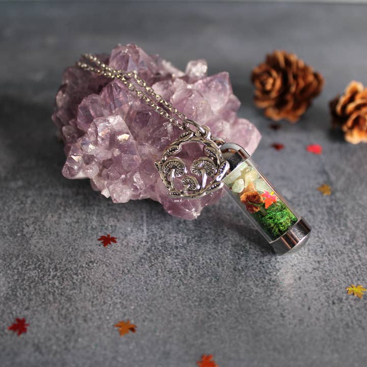 Moondust and Raven - Vendita all'ingrosso Collana con ciondolo/pendaglio - Collana con amuleto Forest Spell Jar, gioielli in cristallo da strega