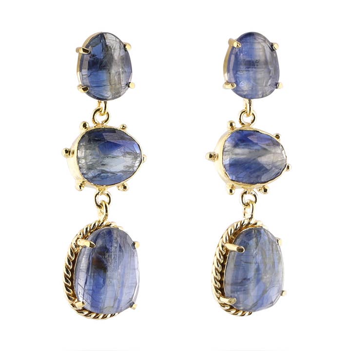 Gli orecchini pendenti con 3 pietre per la vendita all'ingrosso da parte di Christine Bekaert, Jewelry that tells a story