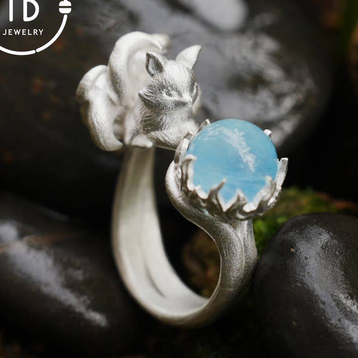 Bague Renard en argent 925 avec cabochon d'aigue‑marine, bague statement réglable au motif de renard à neuf queues dans le style naturecore féerique pour la vente par idjewelry