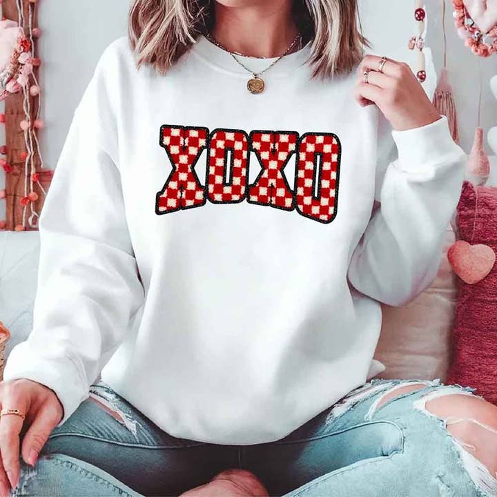 XOXO Kariertes Valentinstag-Sweatshirt – Flauschiger Bedruckter Pullover für den Großhandel von Adorb Custom Tees