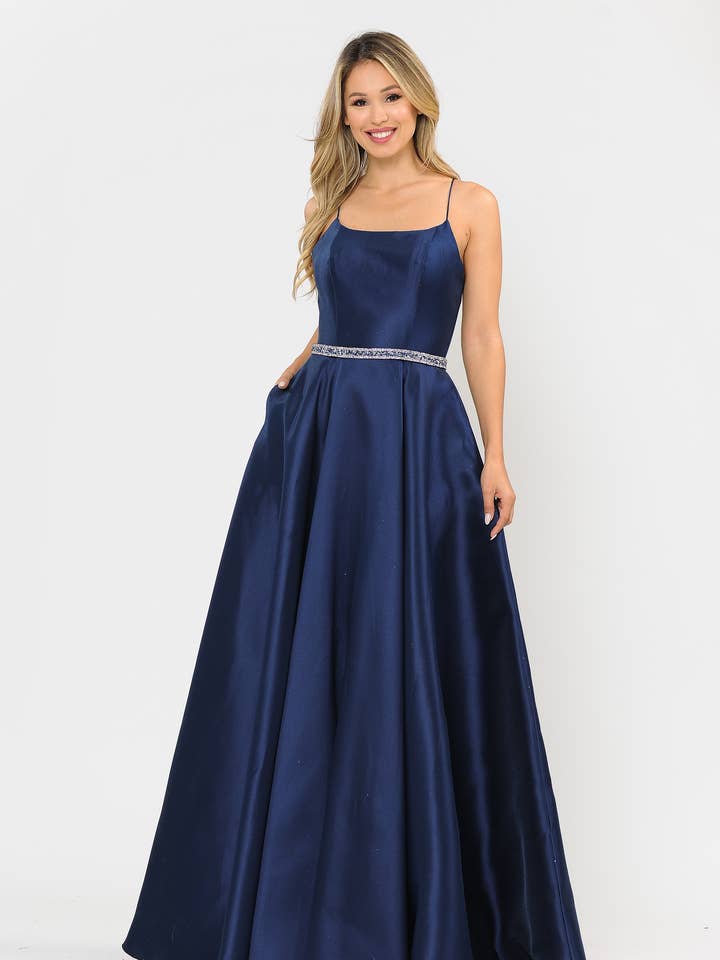 8684 Ayez une allure impeccable avec ces spaghettis à col carré en mikado pour la vente par POLY USA