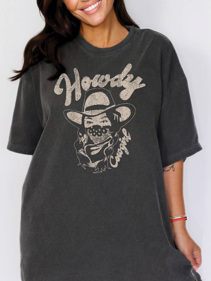 T-shirt oversize unisexe BT5087 OT HOWDY COWGIRL pour la vente par BouTeeQue Closet