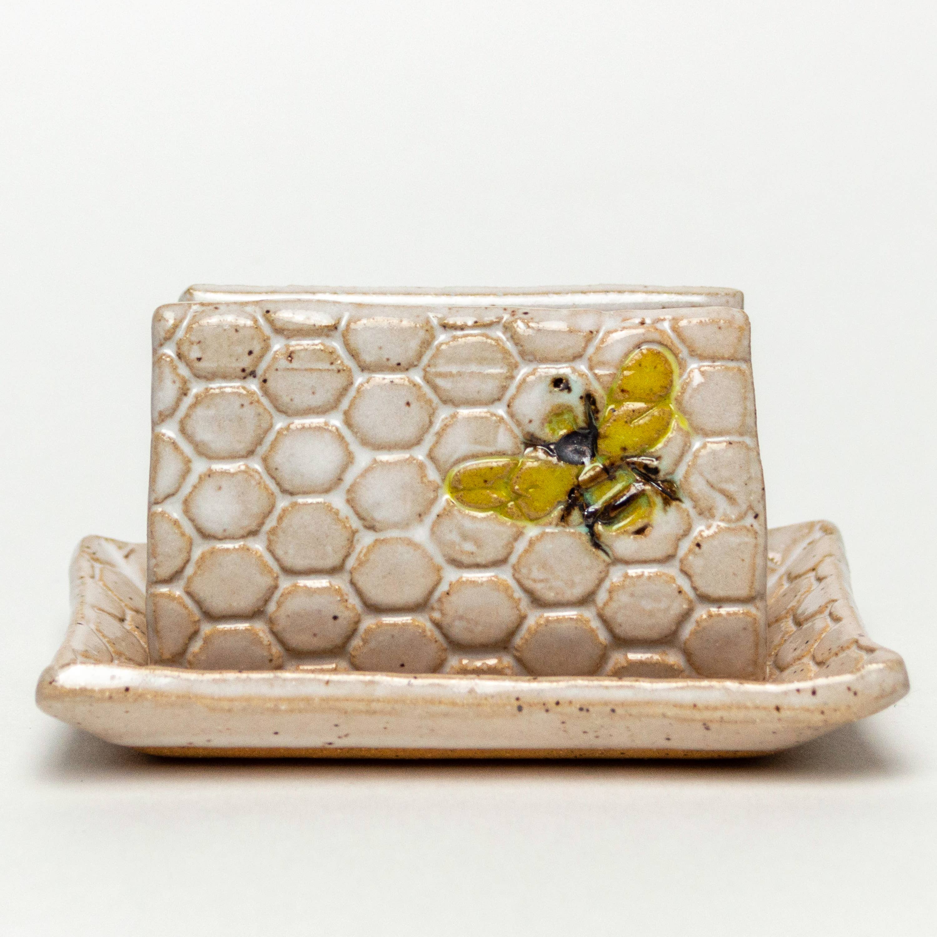 White Squirrel Clayworks - Vente Porte-éponge - Porte-éponge de cuisine en céramique blanche fait main à motif d'abeille1