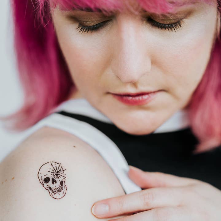 Tattly - Vente Tatouages temporaires - Paire de tatouages Glowing Skulls GID3
