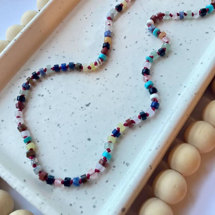 HÅNDBUNDET 6MM ÆDELSTENSHALSKÆDE for engroshandel hos Larra Mirk Design