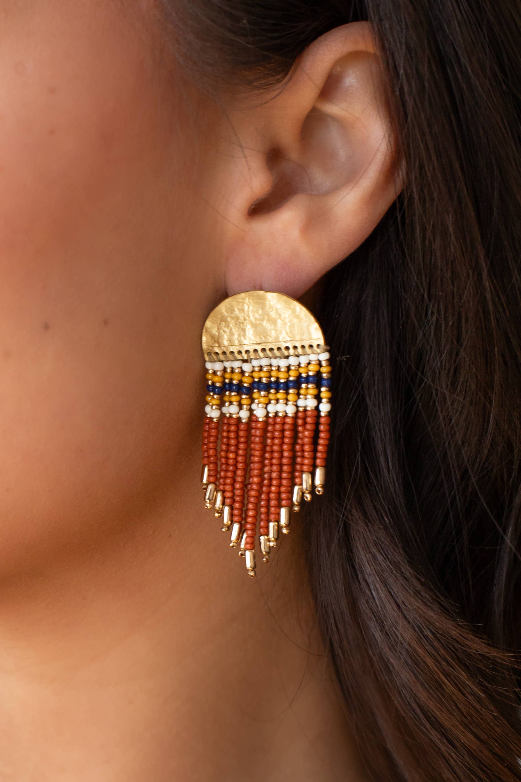 Panache Apparel Co. - Vente Boucles d'oreilles pendantes - Boucles d'oreilles à franges perlées or et rouille1