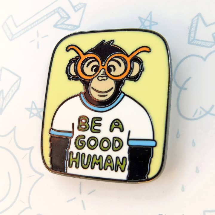 Lucky Sardine – Großhandel Anstecker/Button – Emaille-Anstecker „Be A Good Human Ape, Kindness“, Schimpanse, Schimpanse3