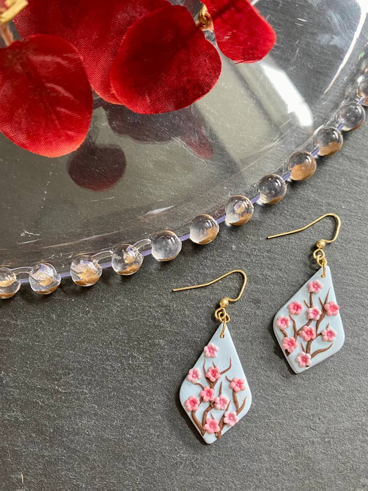 Brincos Argila Flor de Cerejeira Dangle Polymer por atacado de Clay + Clover Earring Co.