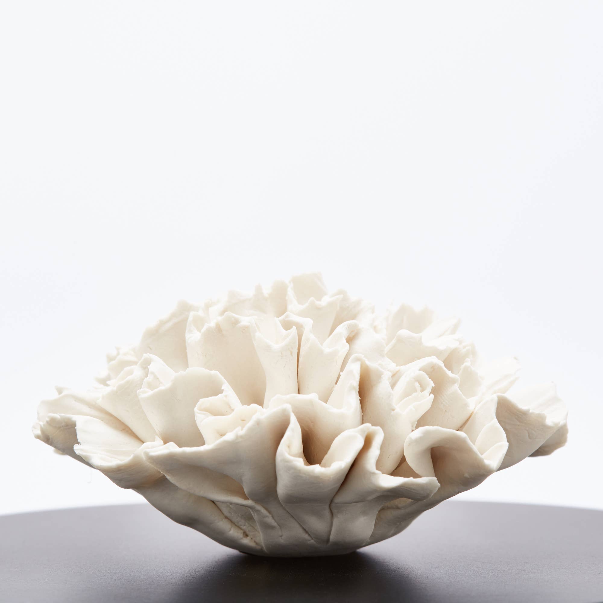 Anoq - Wholesale Decoratief doosje - Sierdoos van acaciahout met zwart gelakte houten deksel en porseleinen bloem - CHAN1