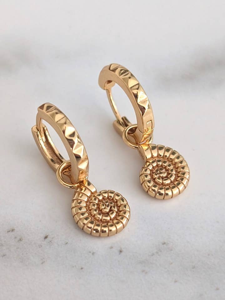 Les boucles d'oreilles créoles pyramidales à accent ammonite pour la vente par Lapis London