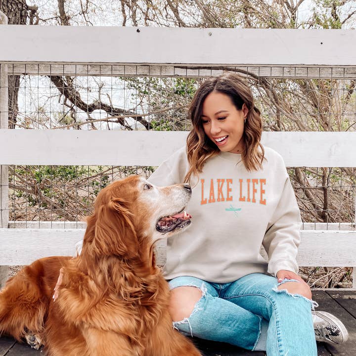 Sweat-shirt Lake Life | Été | Lac | Bateau pour la vente par The American Honey
