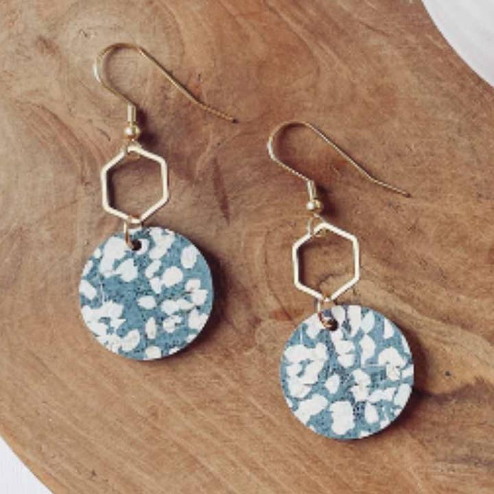 Elizabeth Guld Hexagon og Kork Øreringe-Blå Prikker for engroshandel hos Creek and Elm