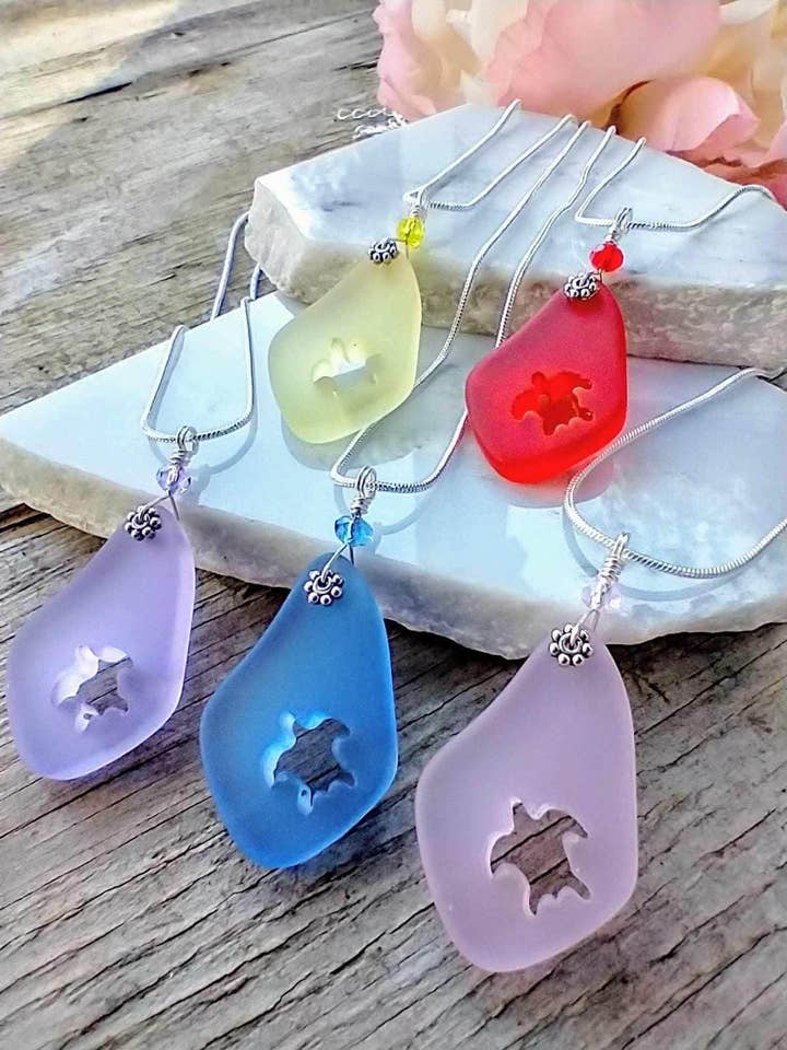 Collana con Vetro di Mare a Forma di Tartaruga Marina: Gioielli da Spiaggia in Argento Sterling per la vendita all'ingrosso da parte di Bad Apple Designs