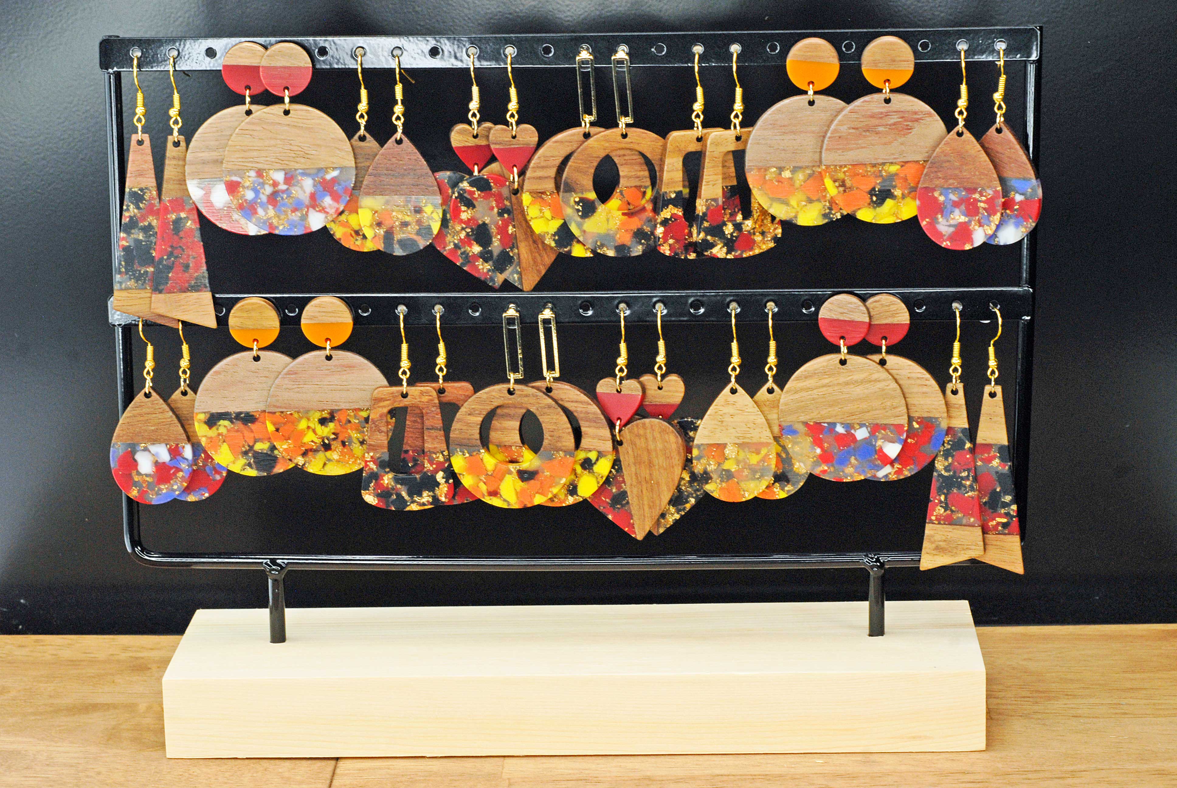 Merveilles du Monde - Venta al por mayor Pendiente sin pareja - Juego de 16 pendientes de madera y resina0