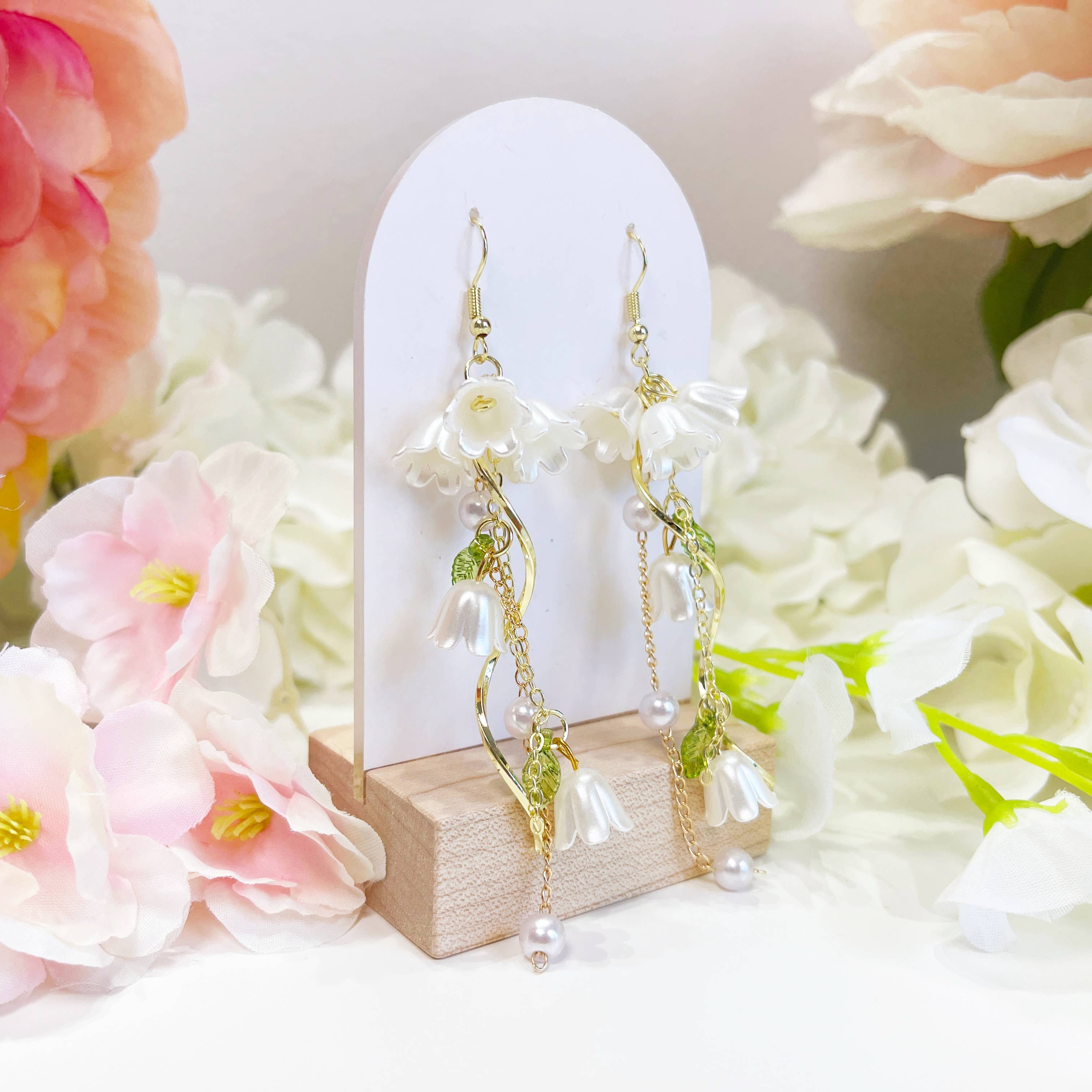 Melange Blanc – wholesale Dangle earrings – E189 lily flower earrings, floral earrings, flower earrings6