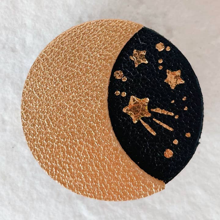 du vent dans mes valises – Engroshandel Broche – Håndlavet sød nattebroche med stjernebesat halvmåne i genanvendt læder0