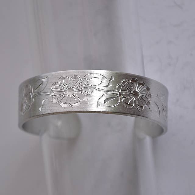 Manchette en étain en forme de fleur du mois de juillet pour la vente par Nobska Craftsmen