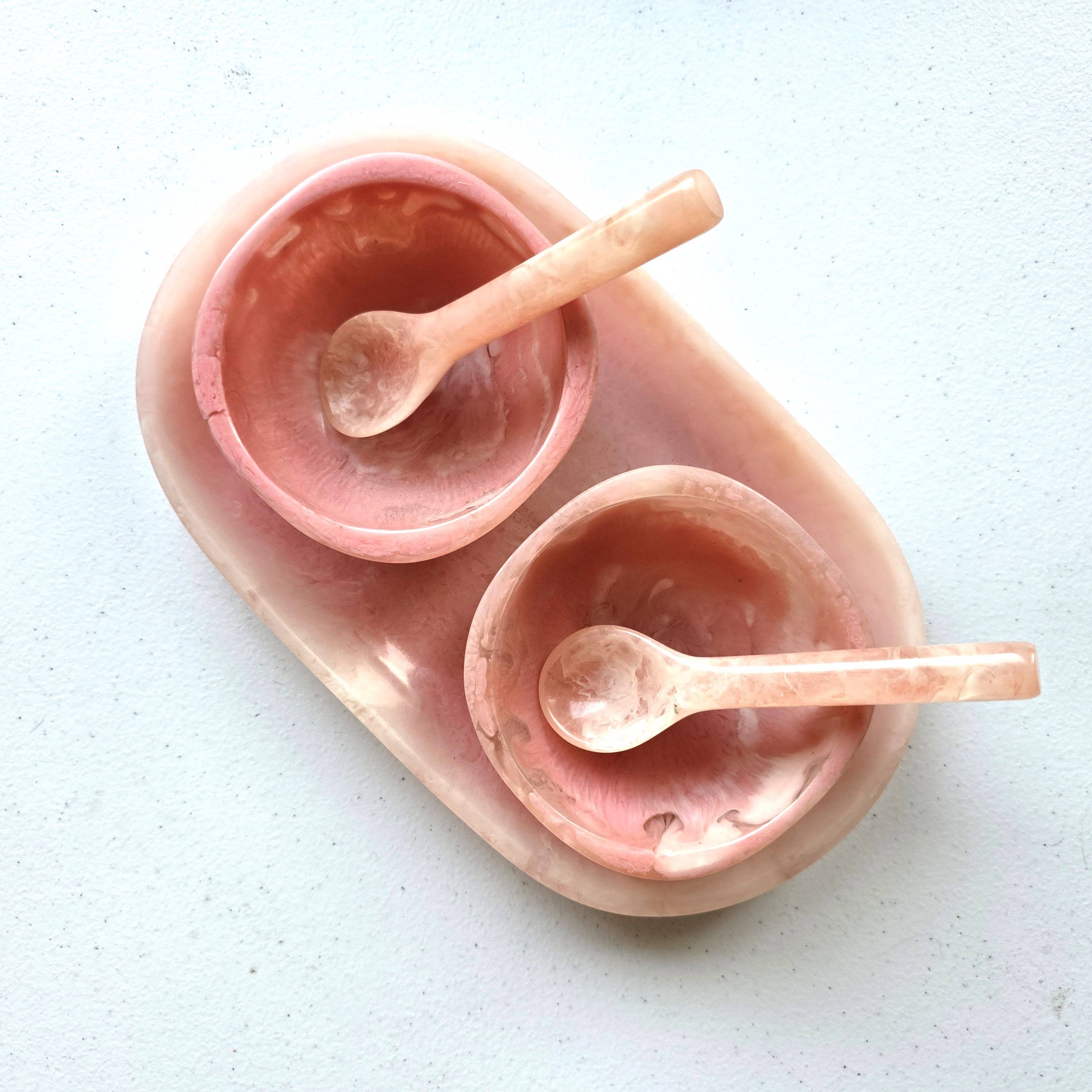 Gibb & Daan – Engroshandel Serveringsbakke – Lille serveringsbakke med 2 skåle og skeer - Håndhældt harpiks43