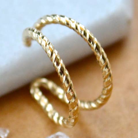 The Ropes Ear Cuff - boucle d'oreille en fil métallique à double torsion faite à la main pour la vente par Foamy Wader