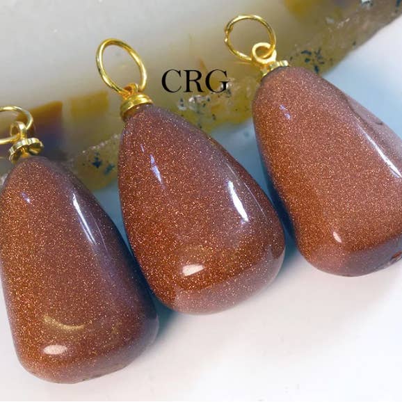 Juego de 4: Colgante en forma de lágrima de Goldstone con aro dorado, 1 pulgada de promedio para venta al por mayor de Crystal River Gems LLC