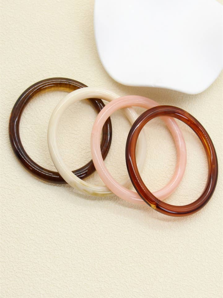 Trendiges Harzarmband – 4 Farben für einen einzigartigen Stil für den Großhandel von BELLISSIMA BIJOUX