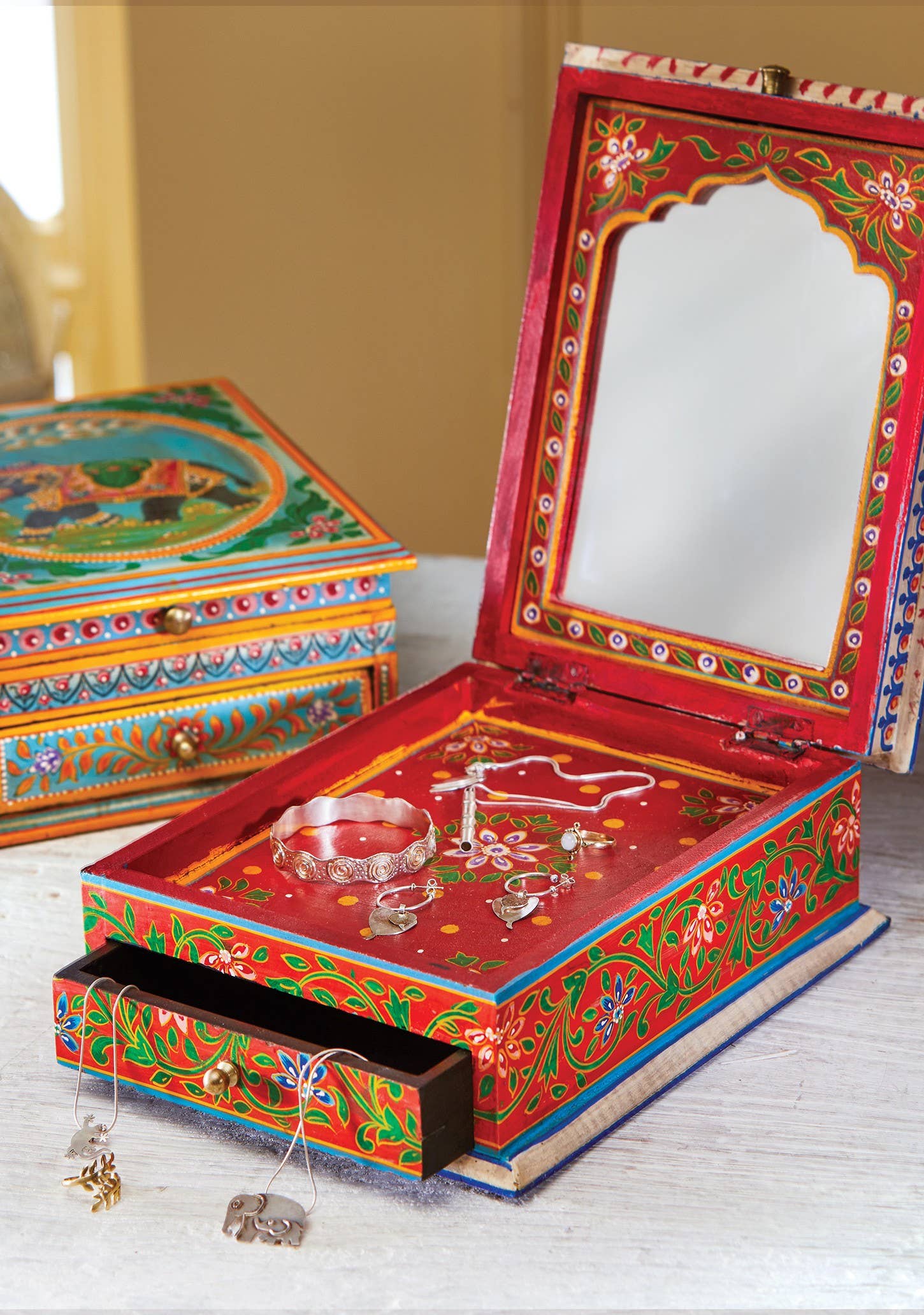 Namaste – Engroshandel Smykkesskrin – Trææske til smykker med elefant og én skuffe, malet i friske pastelfarver1