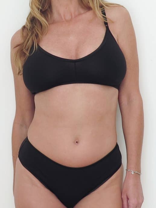 Bralette nera in cotone biologico con finiture nere per la vendita all'ingrosso da parte di Ecoology