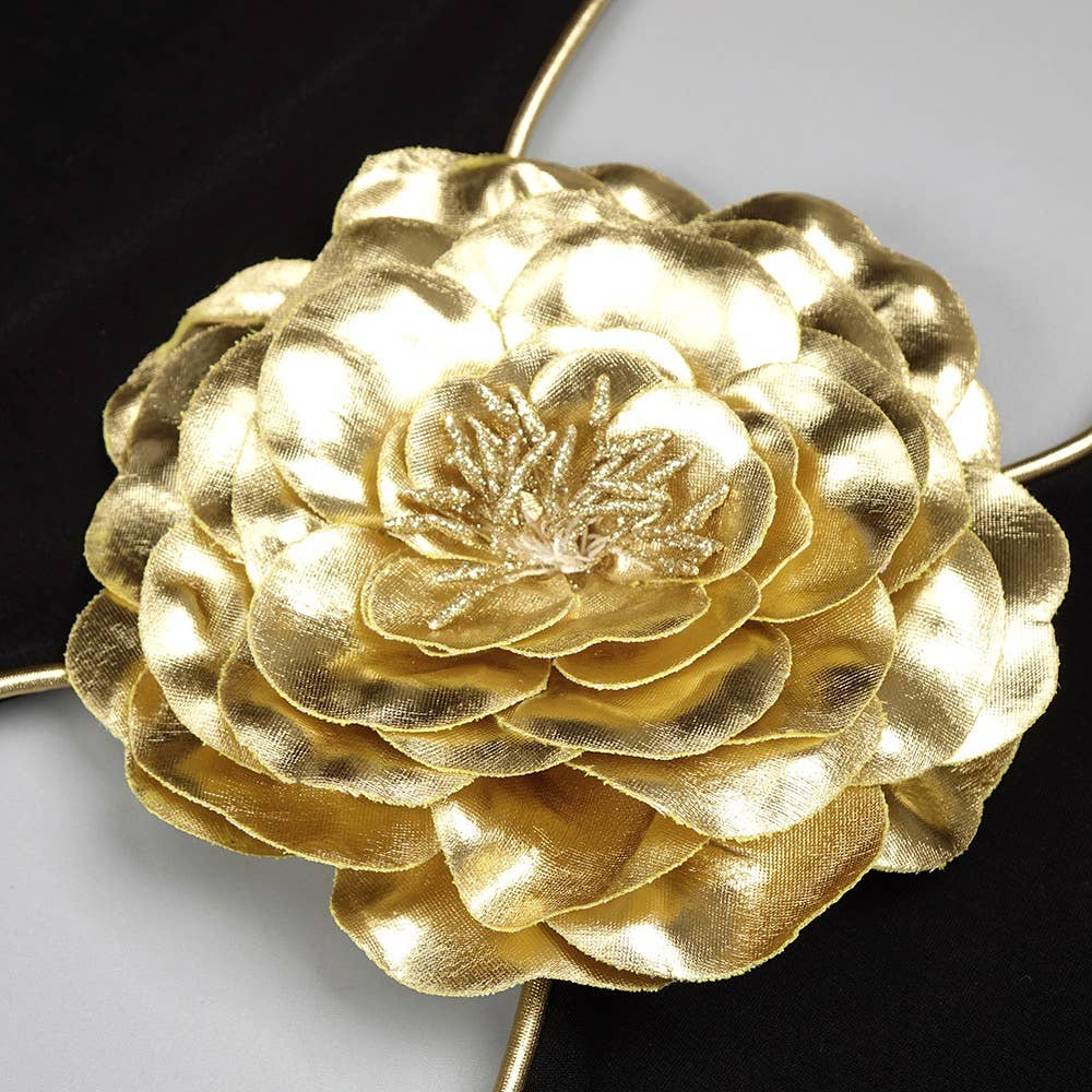 Preto JP22 Macacão sem Costas com Halter e Detalhe Floral Dourado 3D para venda a revendedores na Faire15