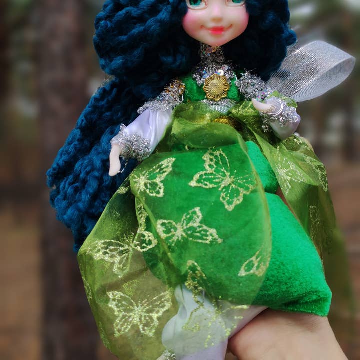 tutti i colori dell'arcobaleno Bambola Green Forest Fairy fatta a mano in vendita all'ingrosso su Faire2