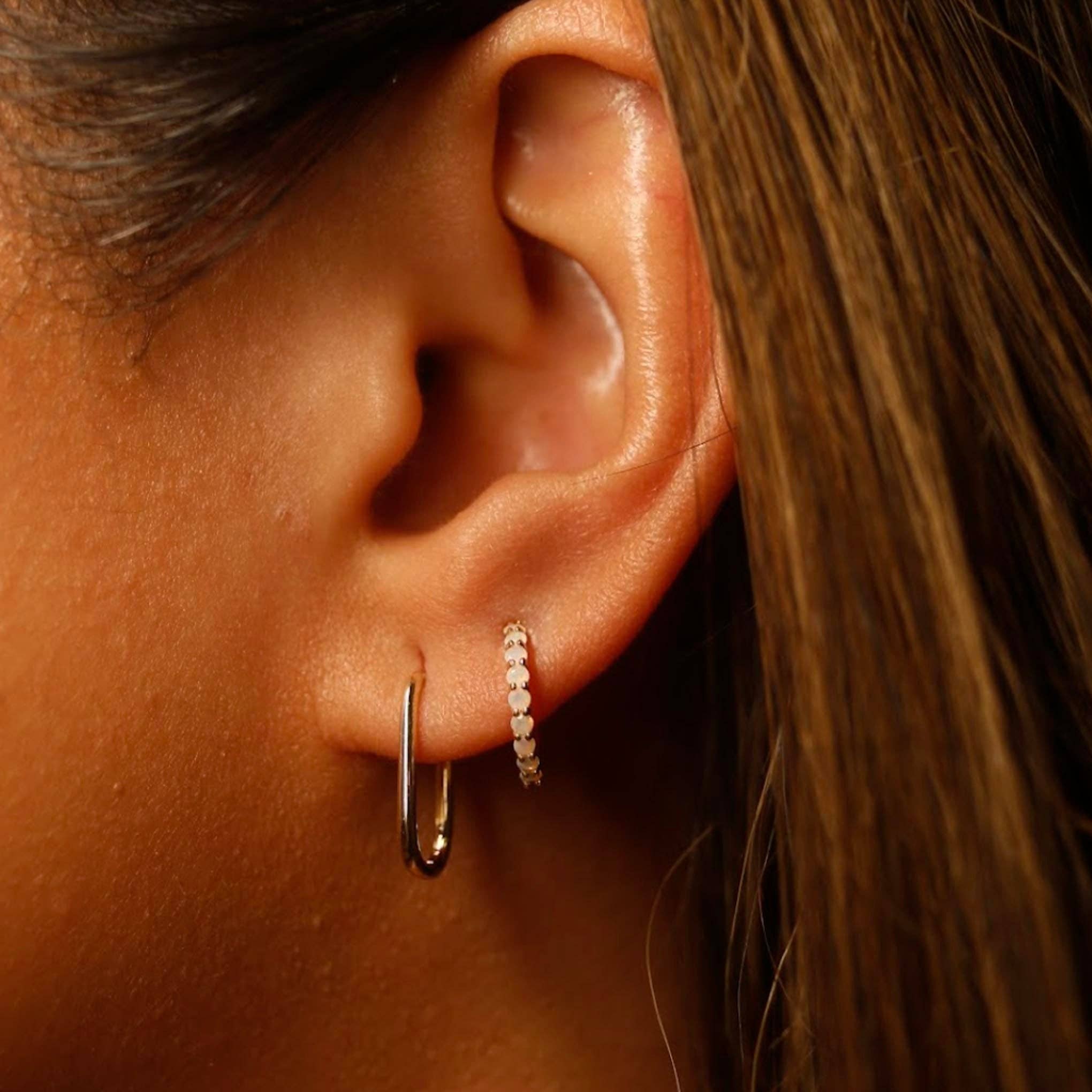 La Kaiser – wholesale Huggieörhängen – 14kt Opal Mini Huggies1