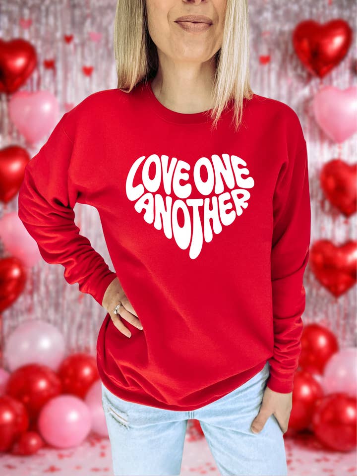 Pull de la Saint-Valentin - Aimez-vous les uns les autres Col rond douillet pour la vente par Blonde Ambition | Jewelry | Valentines Gift & Sweaters