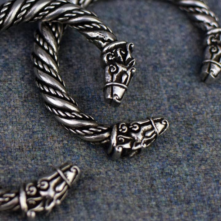 Grande e grosso bracciale in peltro con cavallo vichingo per la vendita all'ingrosso da parte di Asgard