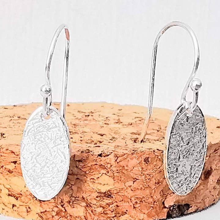 Orecchini pendenti ovali testurizzati in argento sterling per la vendita all'ingrosso da parte di Sophellie Jewellery